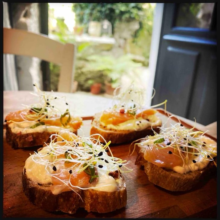 Tartine De Saumon Du Fumoir Des Corbières, Cervelle De Canut, Pousses De Poireaux - Vigne Vierge - 795706