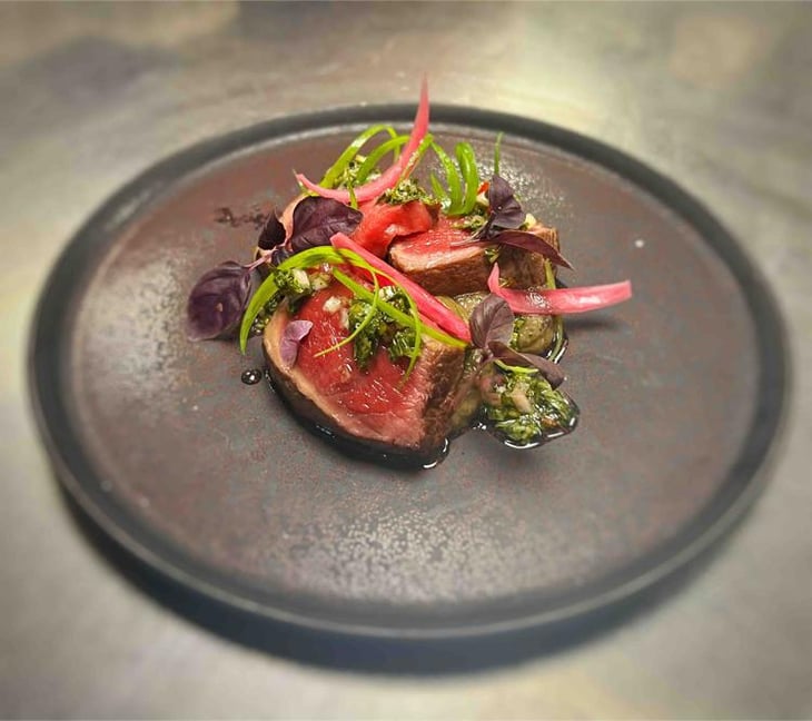 Tataki De Boeuf, Caviar D’Aubergines Fumées Et Chimichurri. - Cinq Mains - 5inq mains - 671718