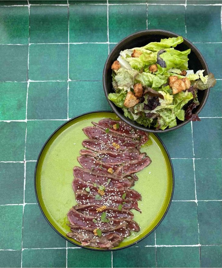 Tataki De Boeuf Mariné À L’Huile De Sésame, Sauce Soja, Et Pickles De Moutarde - Les GaRnements - 628178