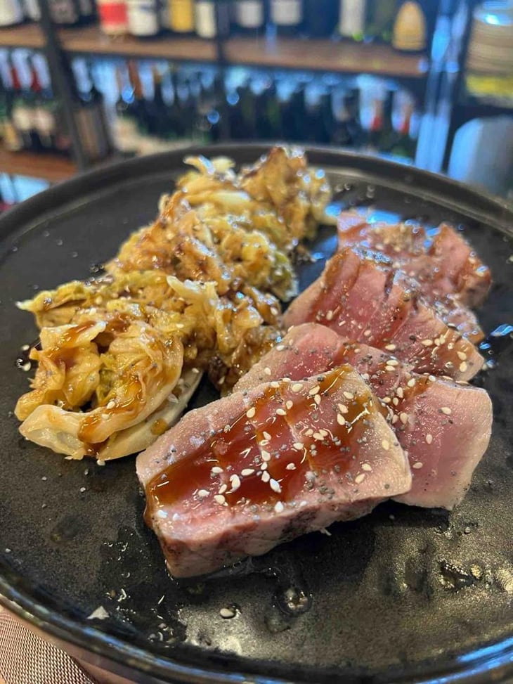 Tataki Di Tonno, Salsa Teriaky E Verza Saltate. - Parbleu cafè - 714208