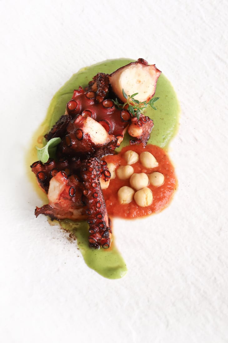 Tentacoli Di Polpo Su Crema Di Zucchine, Salsa Alla Pizzaiola E Ceci - Il Vespero - 793260