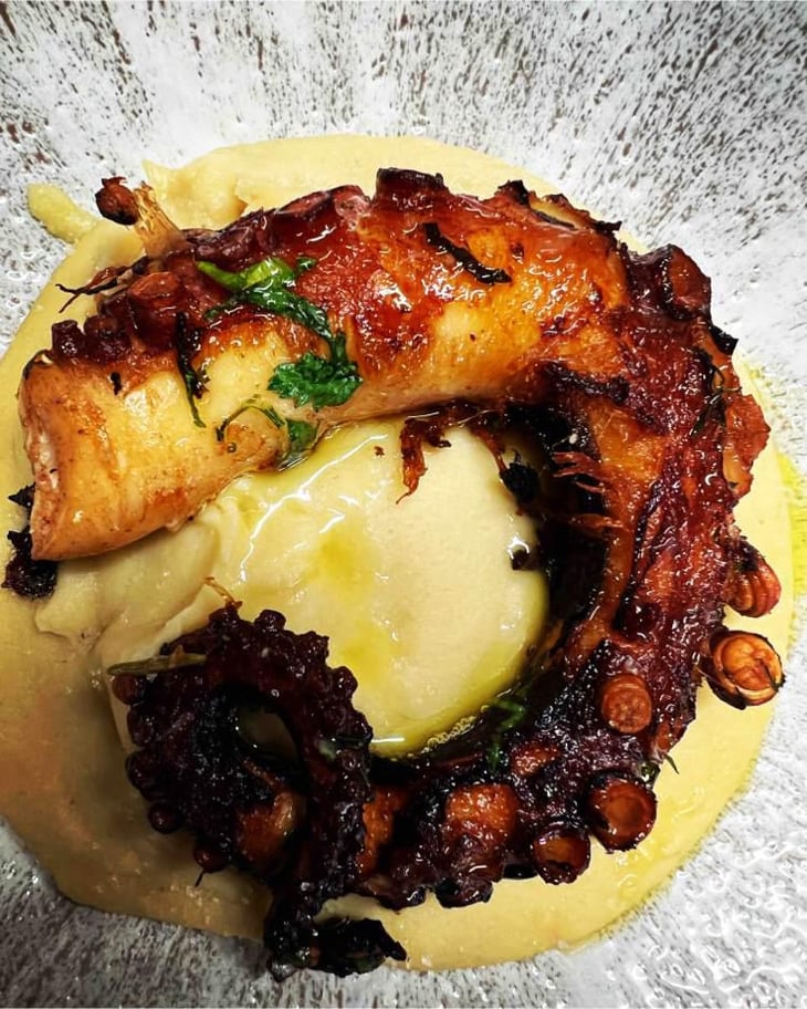 Tentacule De Poulpe , Purée De Pois Jaunes Du Ternois - La Cour de Rémi - 459970