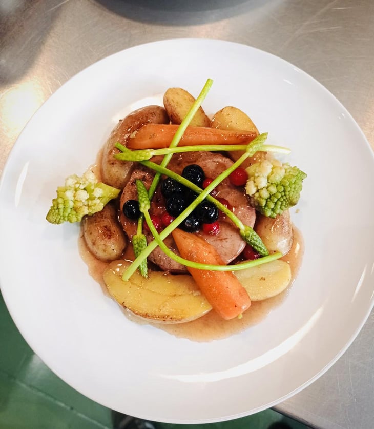 Tournedos De Canard & Sauce Aigre-Douce Aux Fruits Rouges, Légumes De Saison Croquants. - Gare Aux Vins - 624740