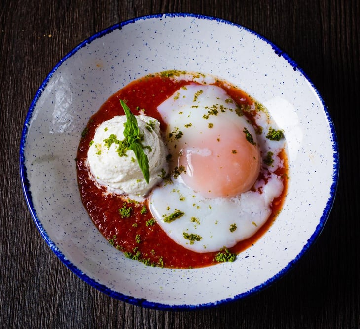 Uovo Mollet Con La Salsa E Pesto Di Basilico Disidratato - Uzeta Bistro Siciliano - 767314
