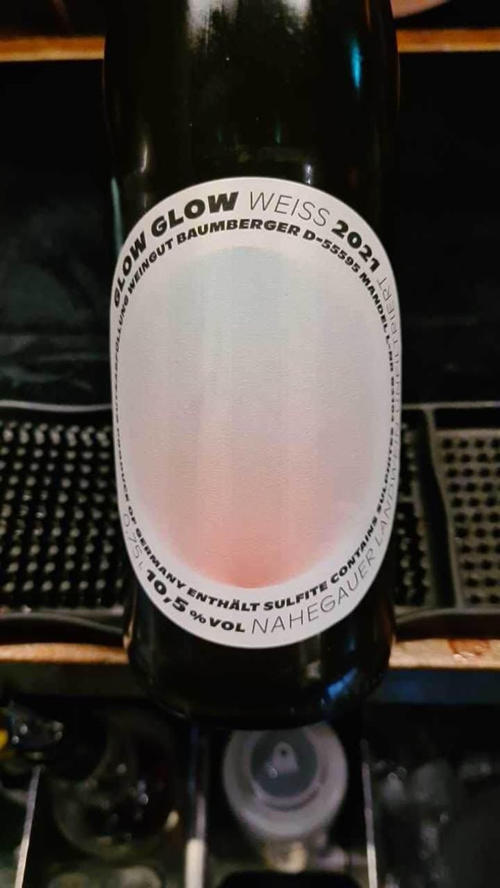 Weiss - GLOW GLOW - Weingut Baumberger - Pauline & Carl Baumberger 