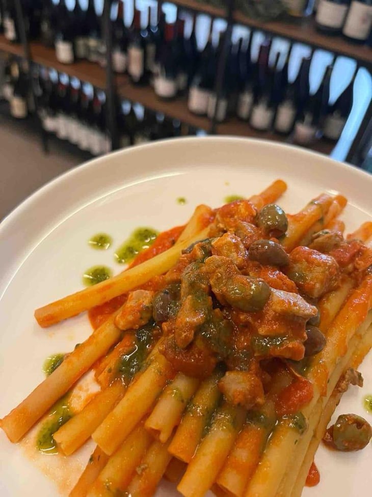 Ziti Con Ragu Di Tonno Alla Mediterranea E Olio Al Basilico. - Parbleu cafè - 714210