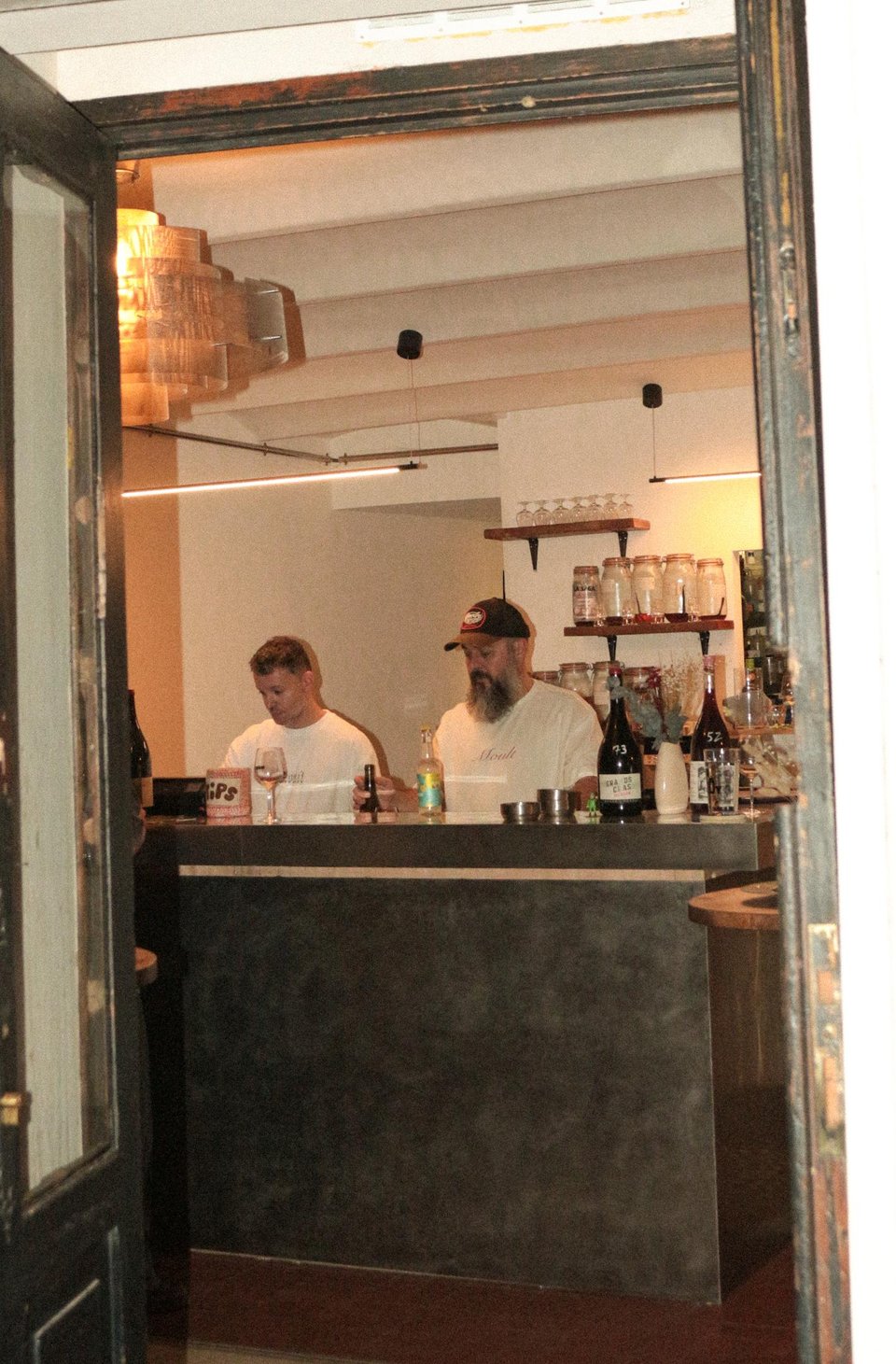 Le comptoir de Moult vu depuis la rue, en plein service