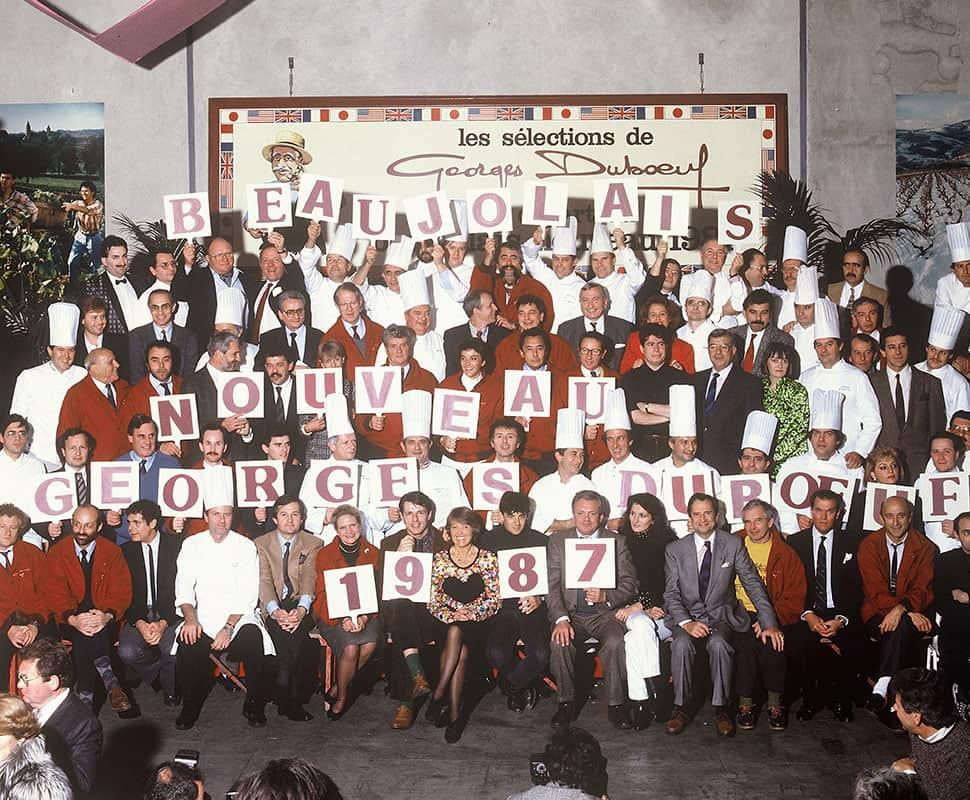 En 1987, la maison Georges Dubœuf réunit un parterre de personnalités : le Beaujolais Nouveau atteint alors son apogée.