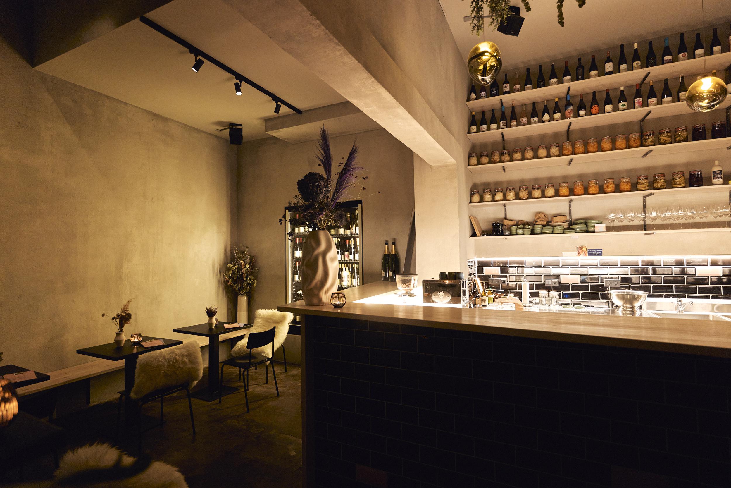 Nomi winebar is a Bar and a Restaurant in Berlin Raisin