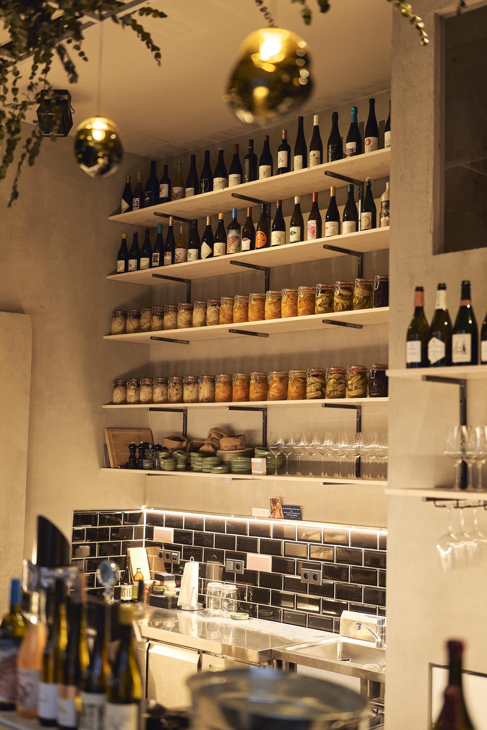 Nomi winebar is a Bar and a Restaurant in Berlin Raisin