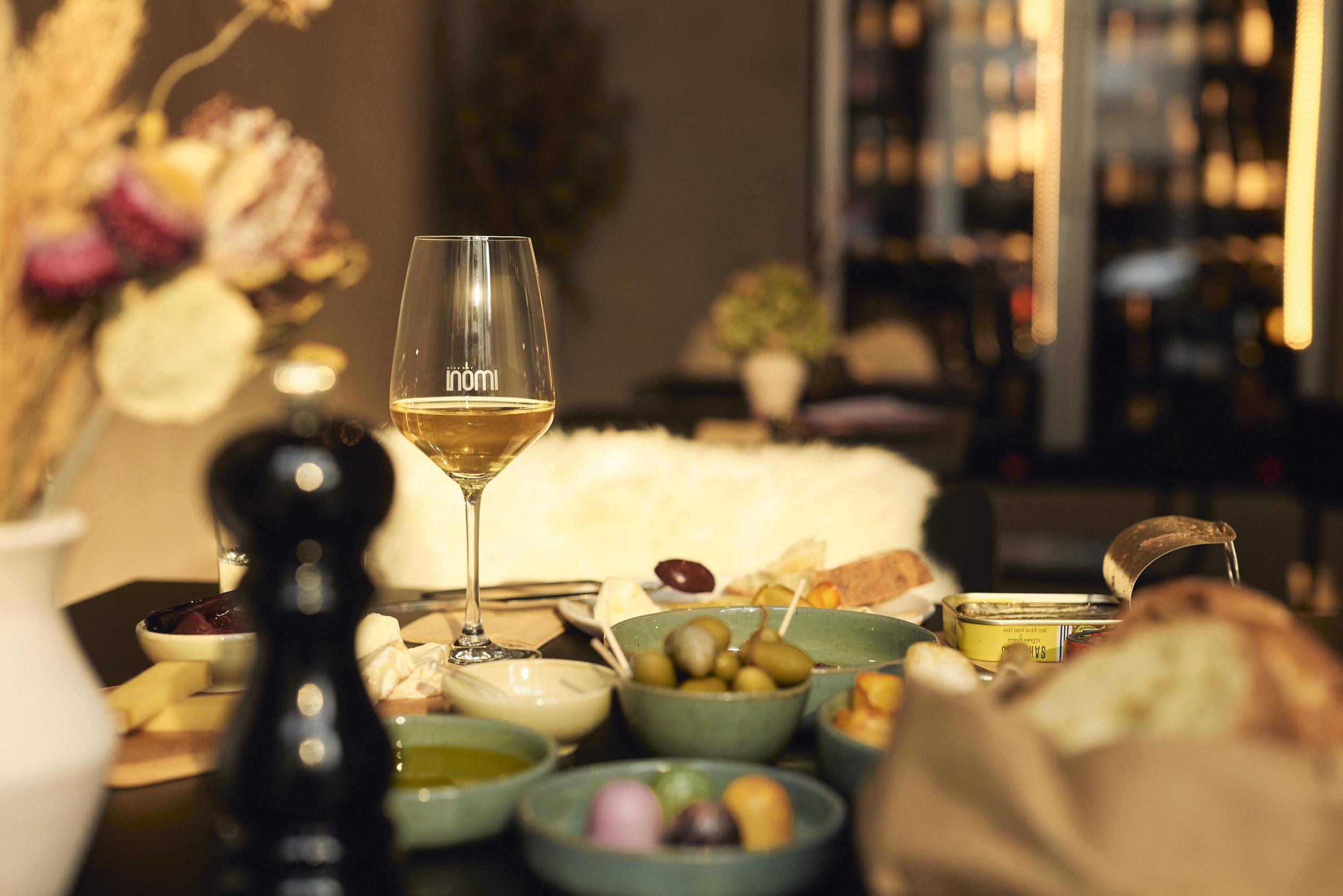 Nomi winebar is a Bar and a Restaurant in Berlin Raisin