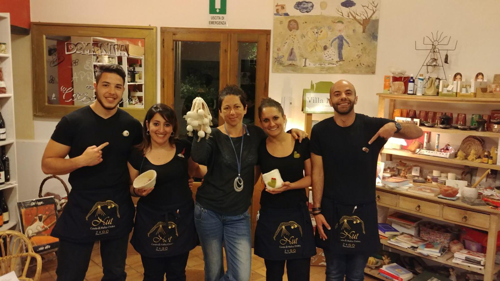 In un Angolo di Mondo is a wine shop Located In Acireale Raisin