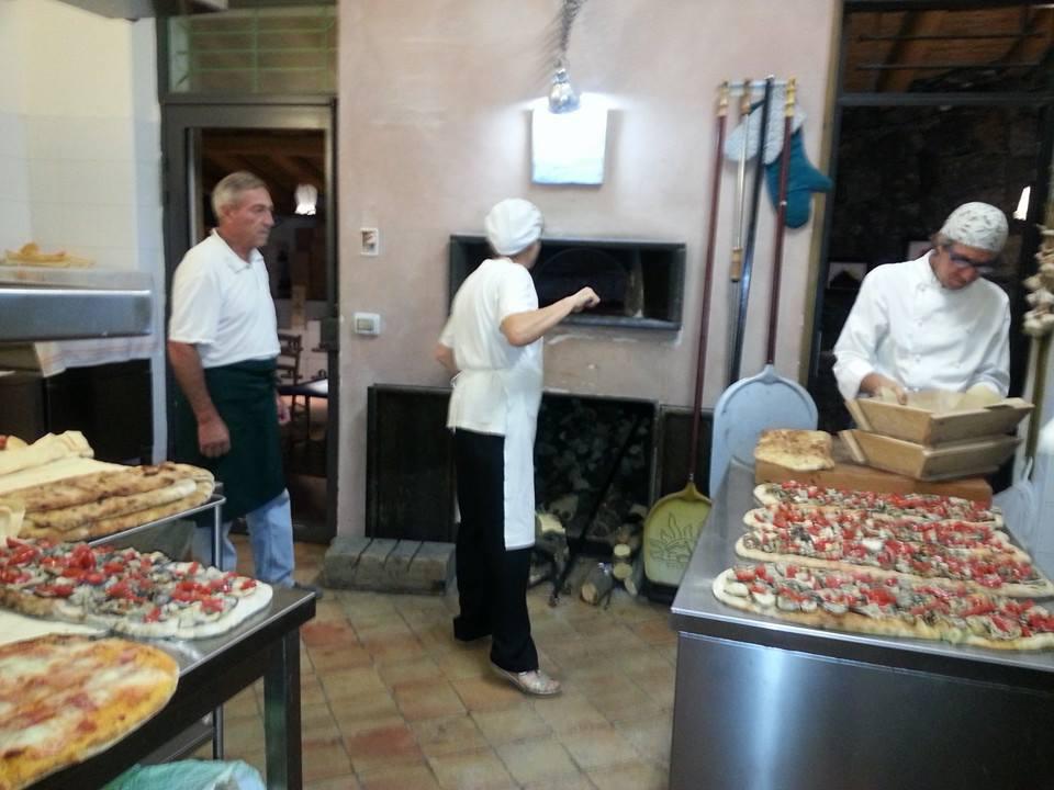 In un Angolo di Mondo is a wine shop Located In Acireale Raisin