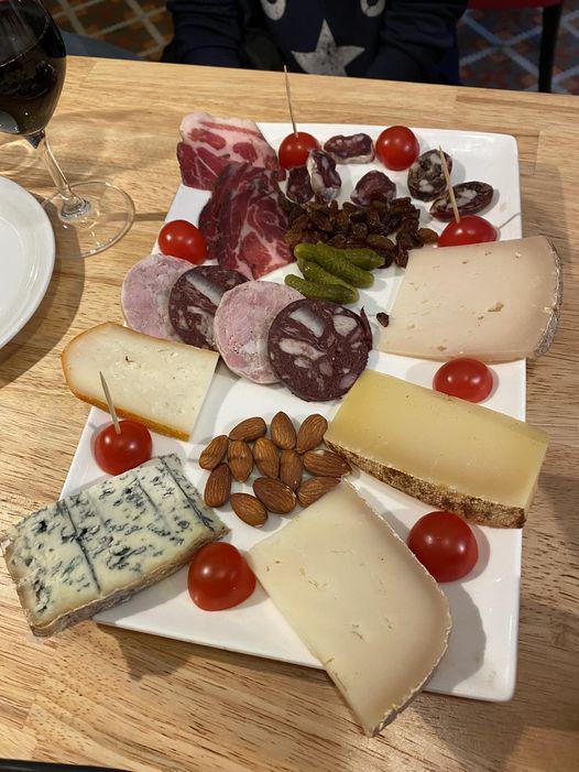 Ardoise charcuterie et/ou fromages De la charcuterie, du fromage, des