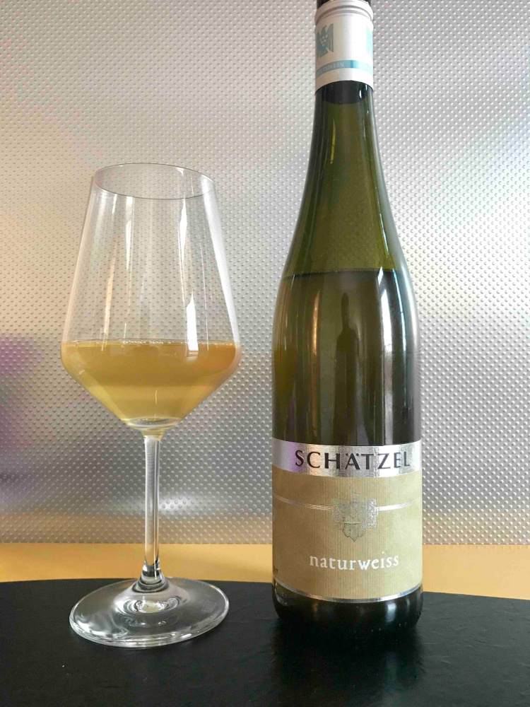 Naturweiss (old label) - Weingut Schätzel - kai-schatzel-jule-eichblatt 